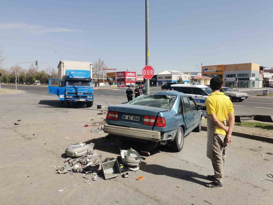 Kamyonet İle Otomobil Çarpıştı