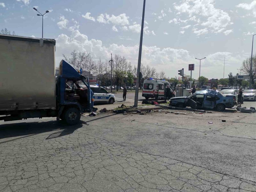 Kamyonet İle Otomobil Çarpıştı