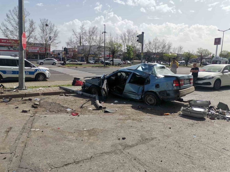 Kamyonet İle Otomobil Çarpıştı