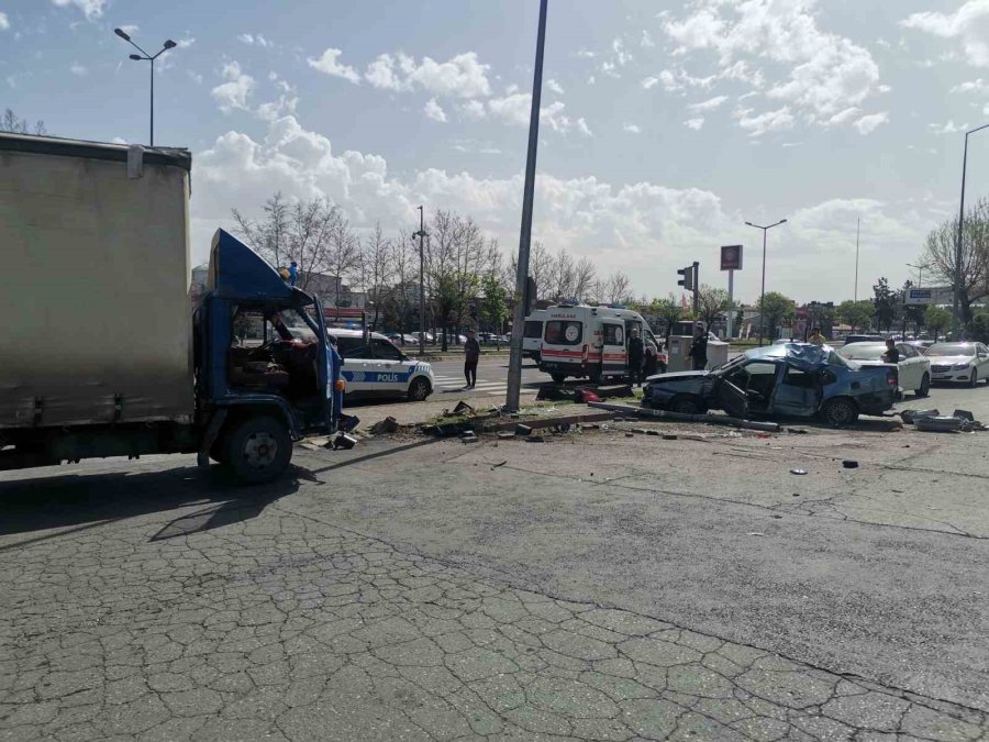 Kamyonet İle Otomobil Çarpıştı