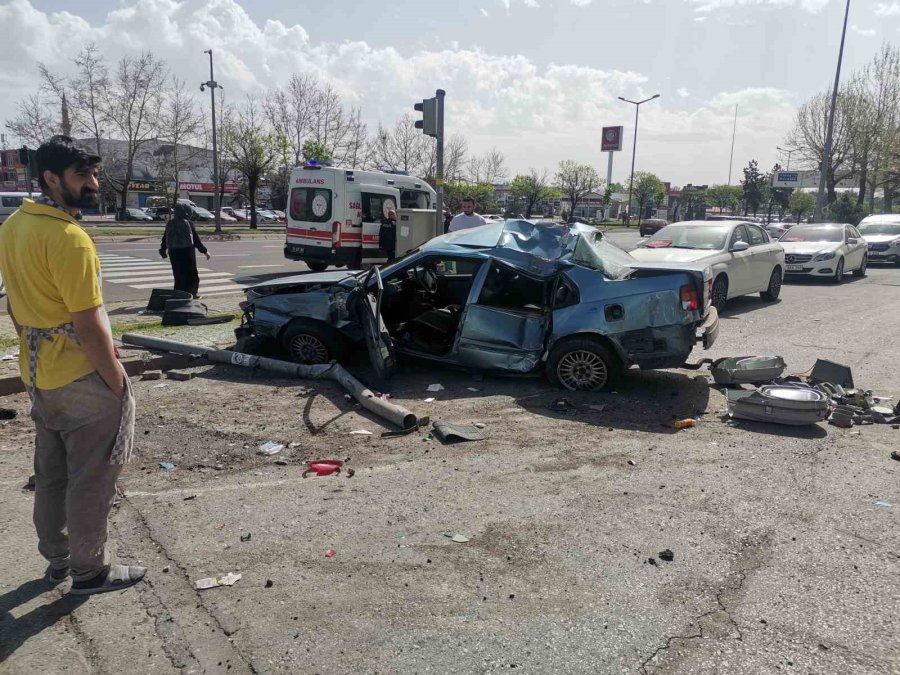 Kamyonet İle Otomobil Çarpıştı