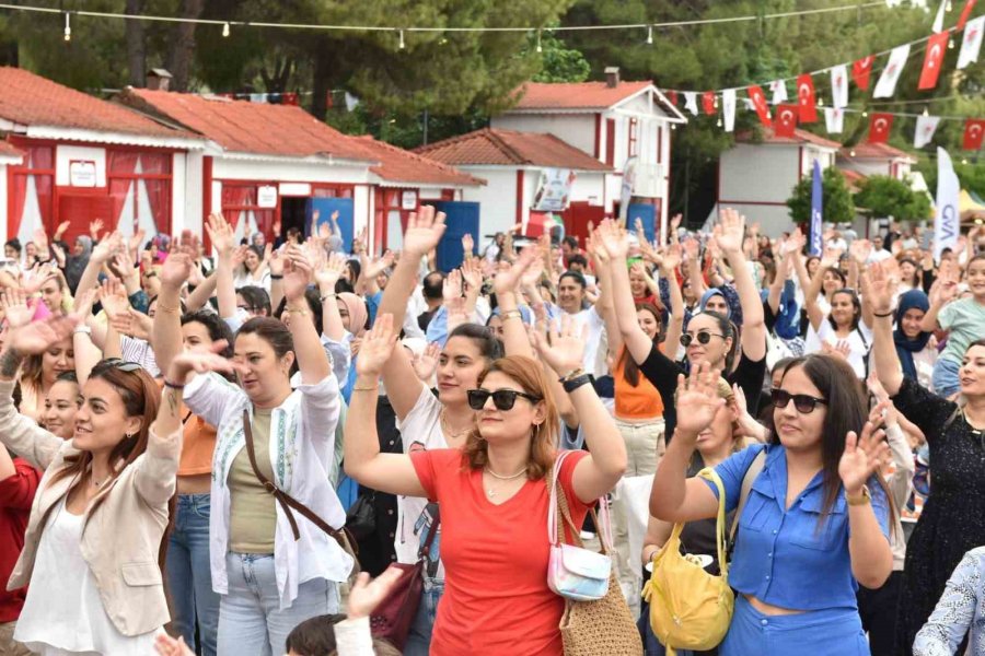 Kepez’de Anneler Yarıştı, Çocuklar İzledi