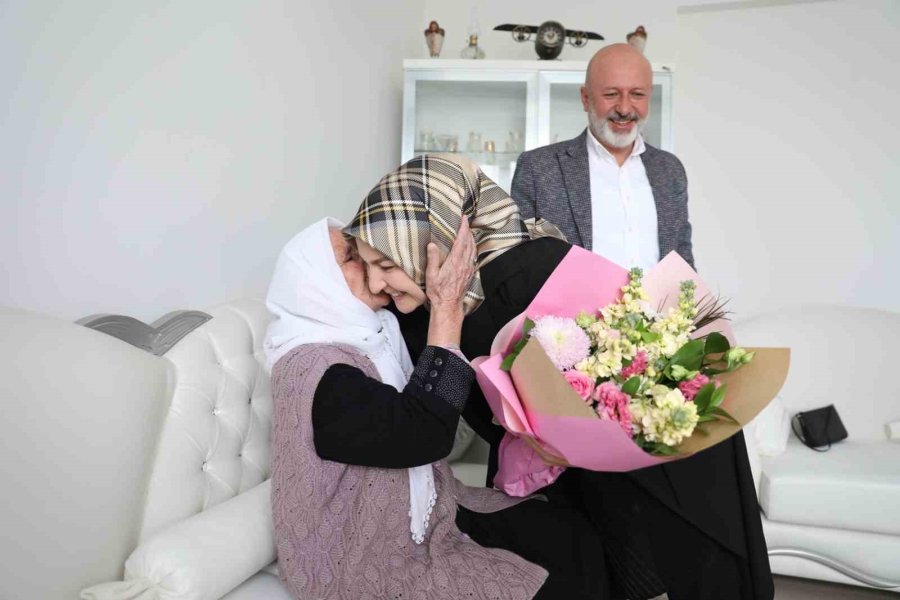 Başkan Çolakbayrakdar’dan 109 Yaşındaki Şemşi Nine’ye Anneler Günü Sürprizi
