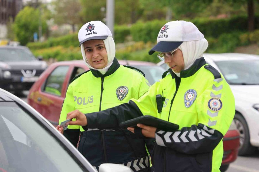 Polis Anneler En Özel Günlerinde De Aşkla Görev Başında