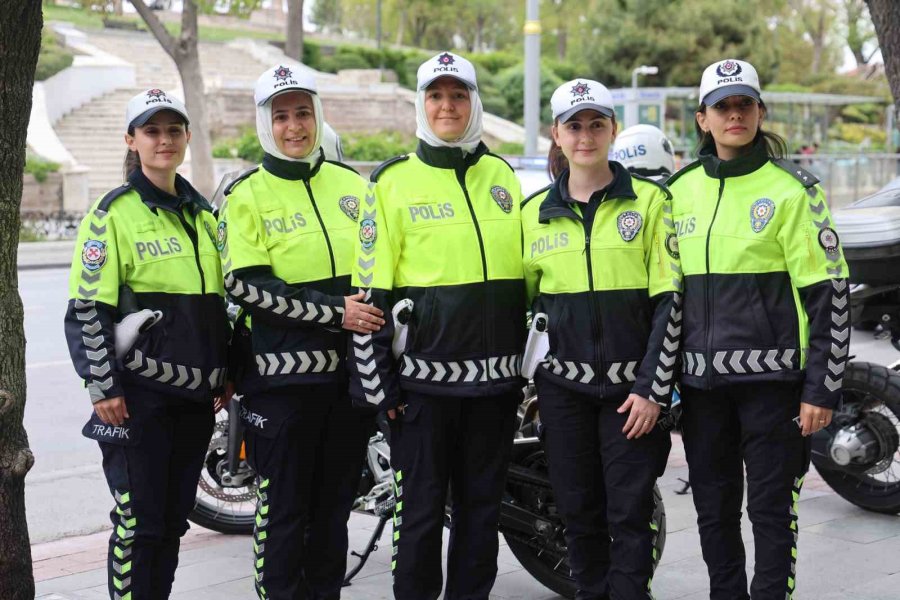 Polis Anneler En Özel Günlerinde De Aşkla Görev Başında