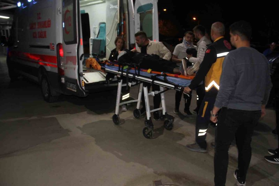 Yayalara Çarpan Motosikletli Kaçtı: 3 Yaralı