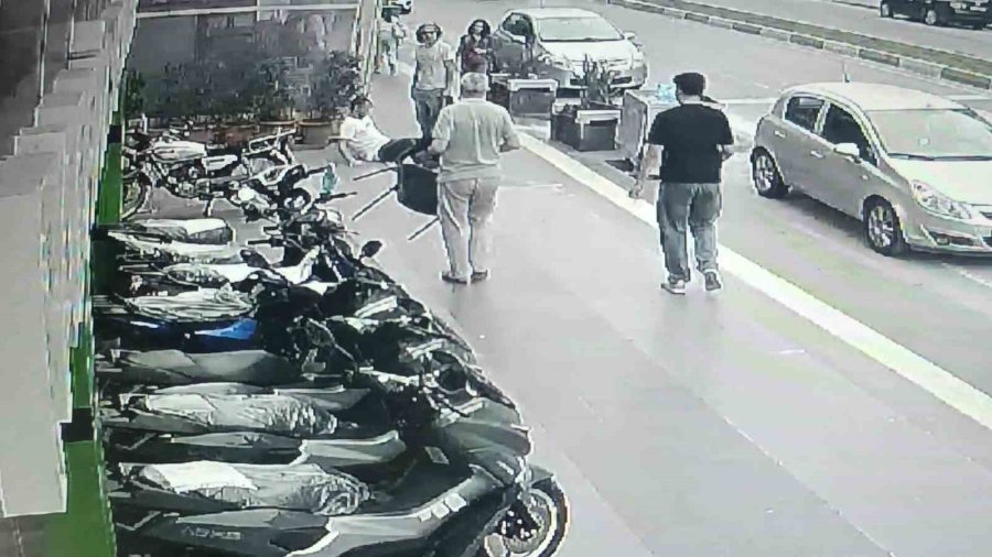 Kafasını Çöp Konteynerine Çarptı, Kimse Hastaneye Gitmeye İkna Edemedi