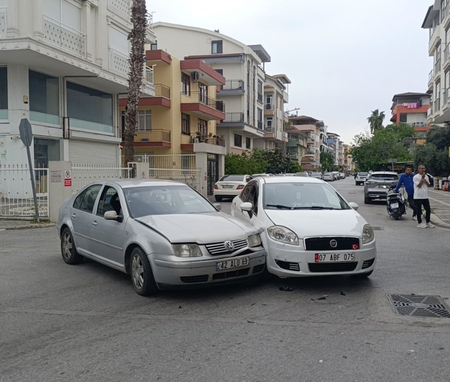 ’dur’ Tabelasını Kapatan Kamyonet Kazaya Neden Oldu