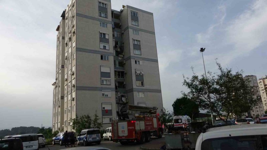 Çatıya Çıkan Kadını Polisler İkna Etti