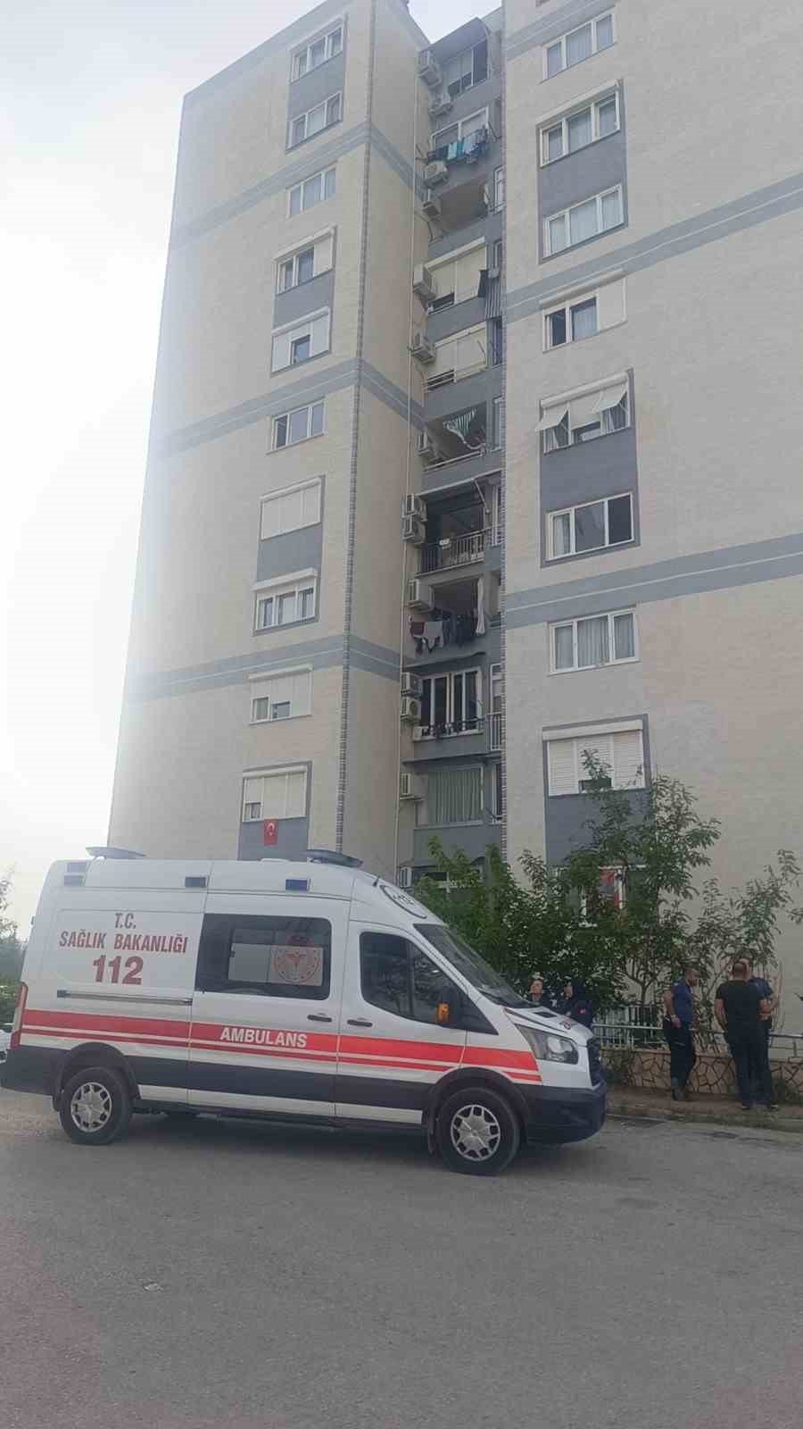 Çatıya Çıkan Kadını Polisler İkna Etti