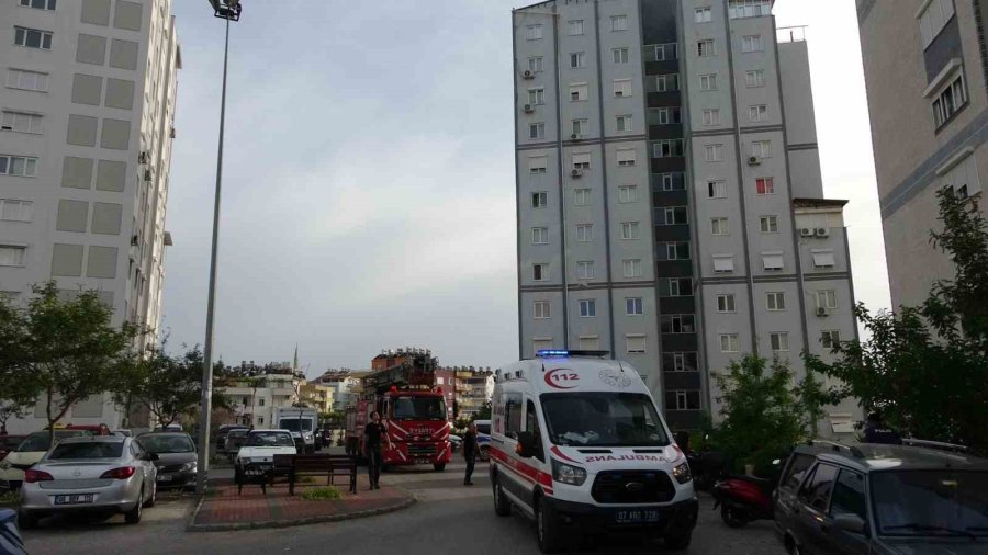 Çatıya Çıkan Kadını Polisler İkna Etti