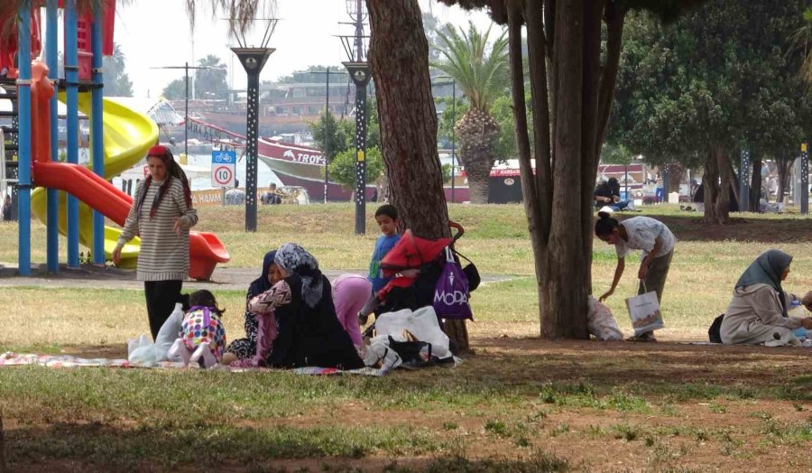 Mersin’de Sıcaktan Bunalan Vatandaşlar Denizde Serinledi