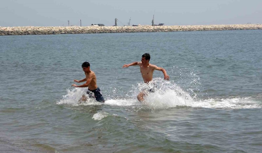Mersin’de Sıcaktan Bunalan Vatandaşlar Denizde Serinledi