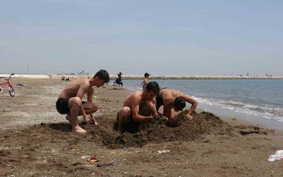 Mersin’de Sıcaktan Bunalan Vatandaşlar Denizde Serinledi