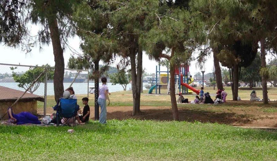 Mersin’de Sıcaktan Bunalan Vatandaşlar Denizde Serinledi