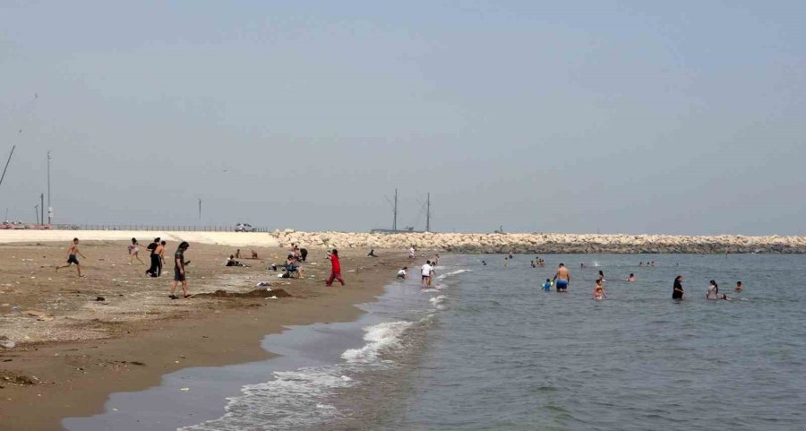 Mersin’de Sıcaktan Bunalan Vatandaşlar Denizde Serinledi