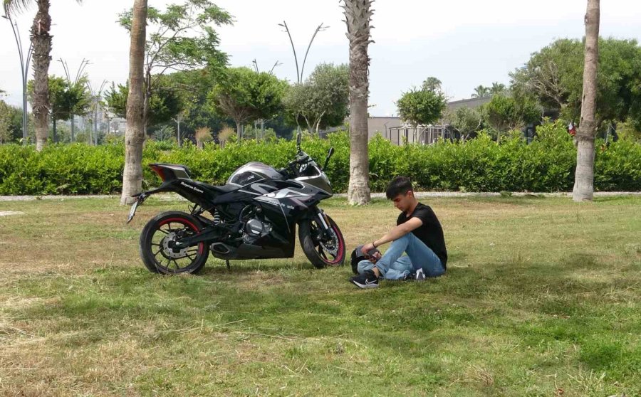 Mersin’de Sıcaktan Bunalan Vatandaşlar Denizde Serinledi