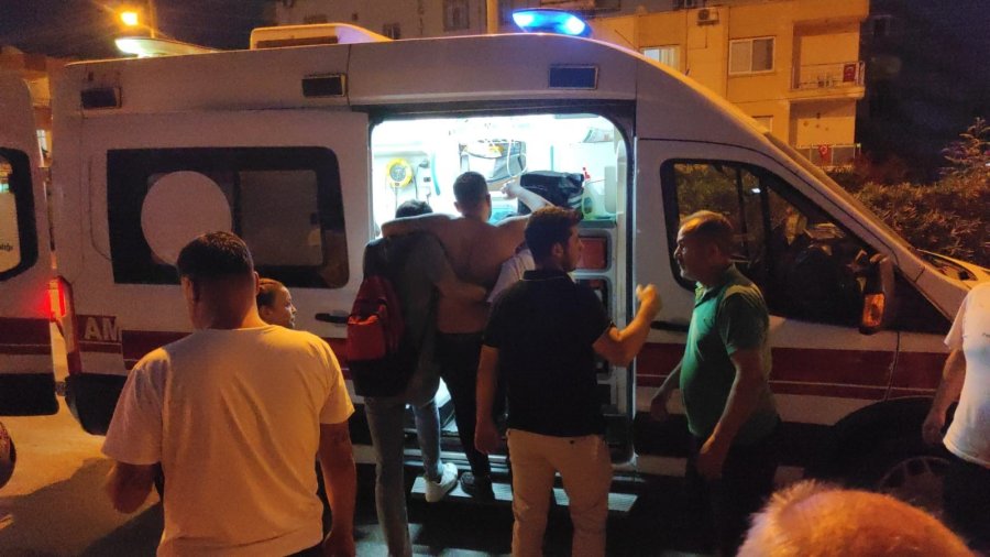 Kontrolden Çıkan Otomobil, Kamyonete Çarptı: 2 Yaralı