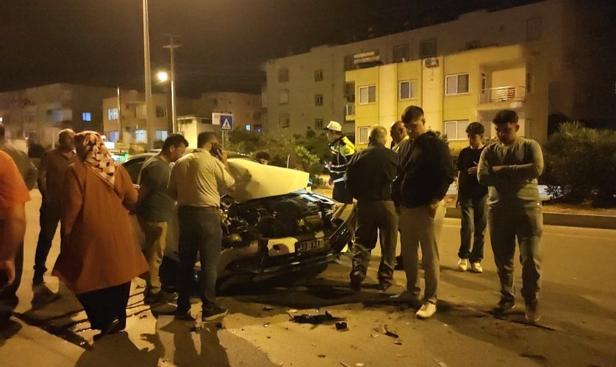 Kontrolden Çıkan Otomobil, Kamyonete Çarptı: 2 Yaralı