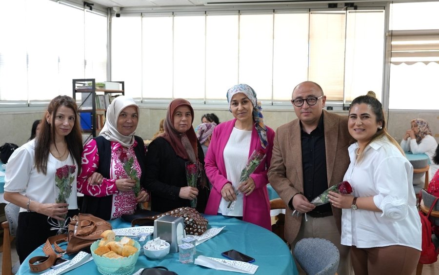 Erdemli’de Annelerin Günü Güllerle Kutlandı
