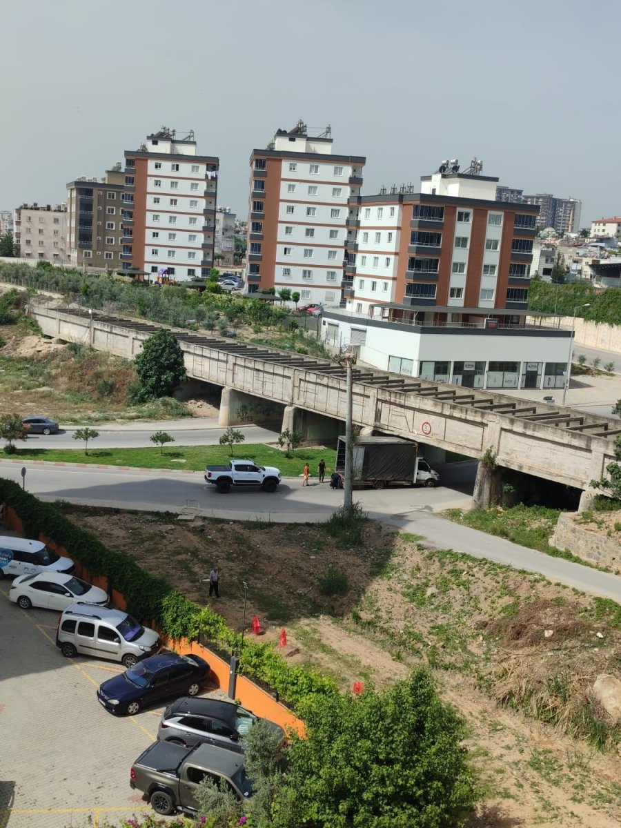 Tarsus’ta Kamyonet Köprü Altına Sıkıştı