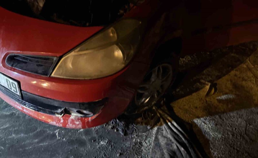 Park Halindeki Otomobilde Çıkan Yangın İtfaiye Ekiplerince Söndürüldü