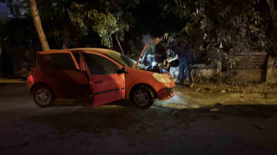 Park Halindeki Otomobilde Çıkan Yangın İtfaiye Ekiplerince Söndürüldü