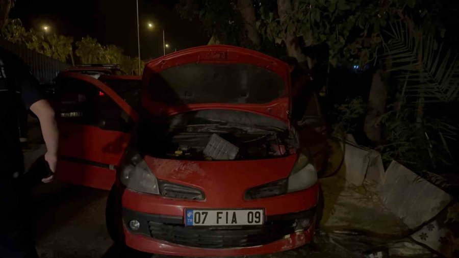 Park Halindeki Otomobilde Çıkan Yangın İtfaiye Ekiplerince Söndürüldü