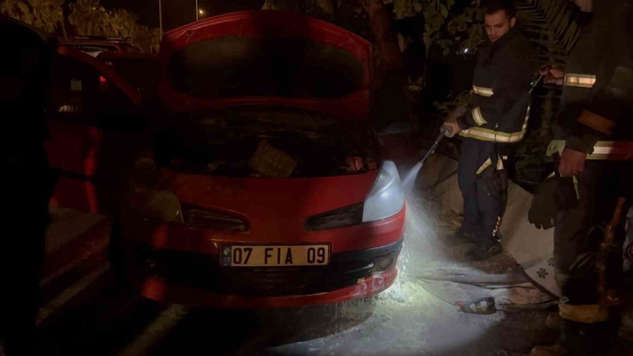 Park Halindeki Otomobilde Çıkan Yangın İtfaiye Ekiplerince Söndürüldü