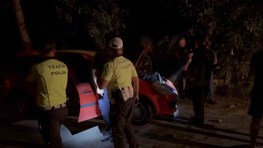 Park Halindeki Otomobilde Çıkan Yangın İtfaiye Ekiplerince Söndürüldü