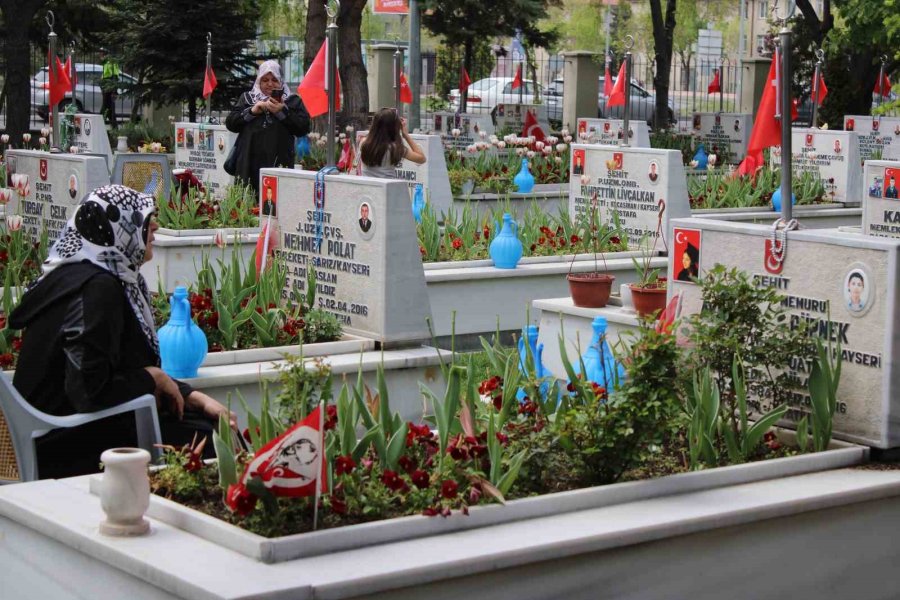 Şehitlikte Buruk Anneler Günü