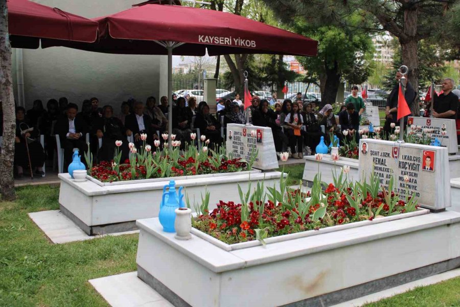 Şehitlikte Buruk Anneler Günü