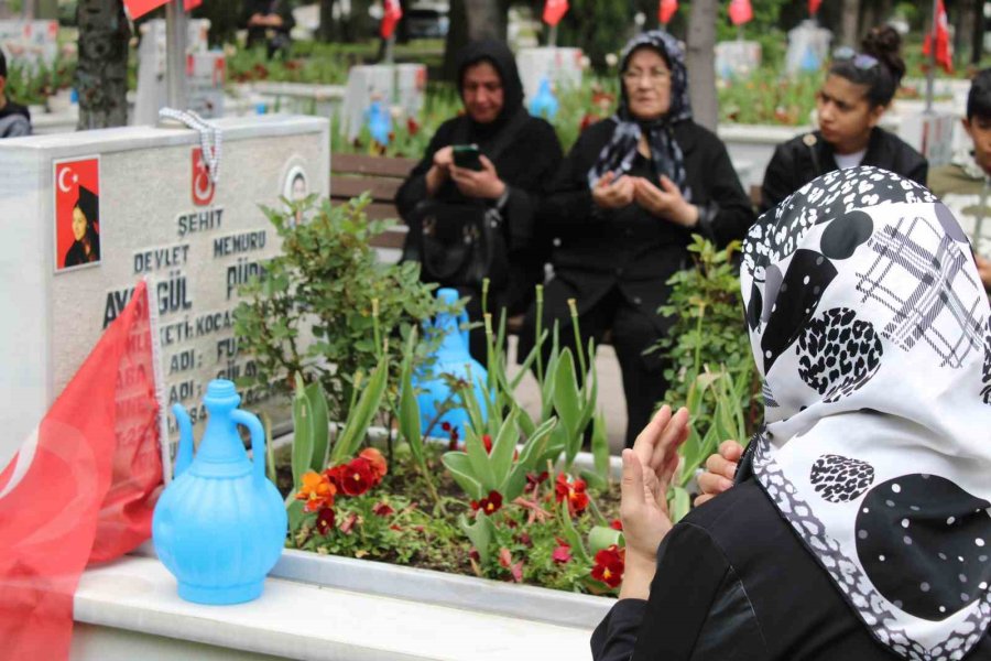 Şehitlikte Buruk Anneler Günü