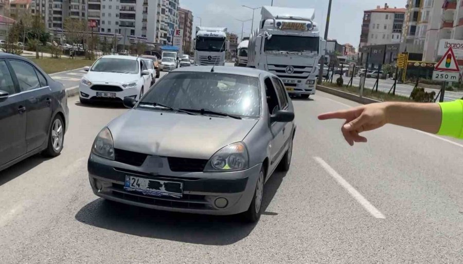 Plakasını Bantla Kapatıp Yola Çıktı, Yakalanınca, "cenazemiz Var" Dedi