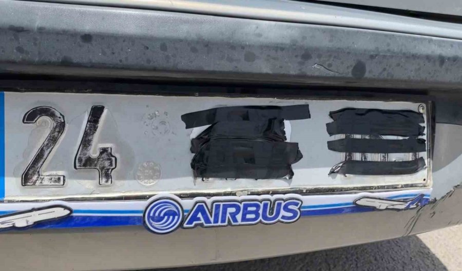 Plakasını Bantla Kapatıp Yola Çıktı, Yakalanınca, "cenazemiz Var" Dedi