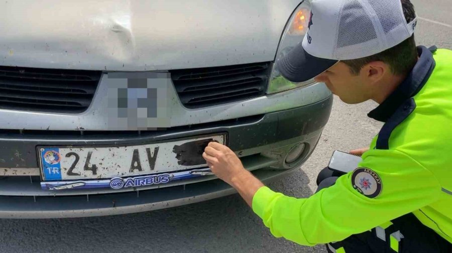 Plakasını Bantla Kapatıp Yola Çıktı, Yakalanınca, "cenazemiz Var" Dedi