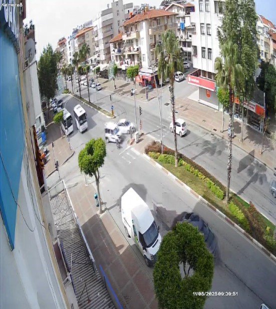 Kırmızı Işıkta Geçen Otomobil Hafif Ticari Araçla Çarpıştı, Sürücüler Yardım Etmeden Yollarına Devam Etti