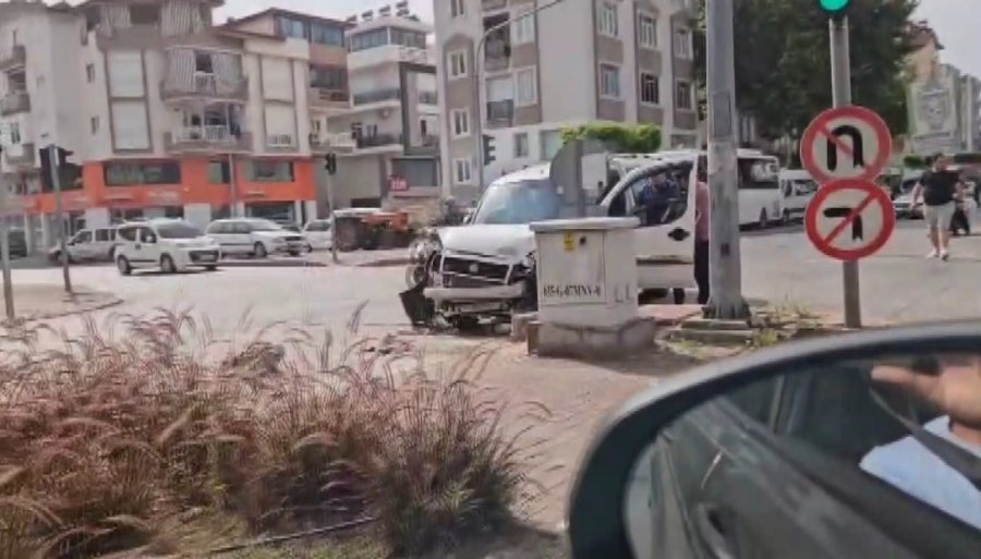 Kırmızı Işıkta Geçen Otomobil Hafif Ticari Araçla Çarpıştı, Sürücüler Yardım Etmeden Yollarına Devam Etti