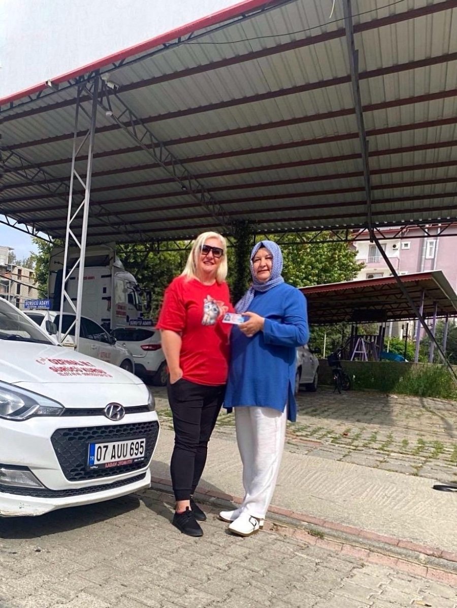 Azmiyle 56 Yaşında Ehliyeti Aldı, Herkese Örnek Oldu