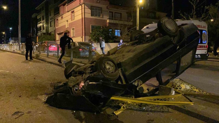 Kontrolden Çıkan Otomobil Demir Korkuluğa Çarparak Ters Döndü
