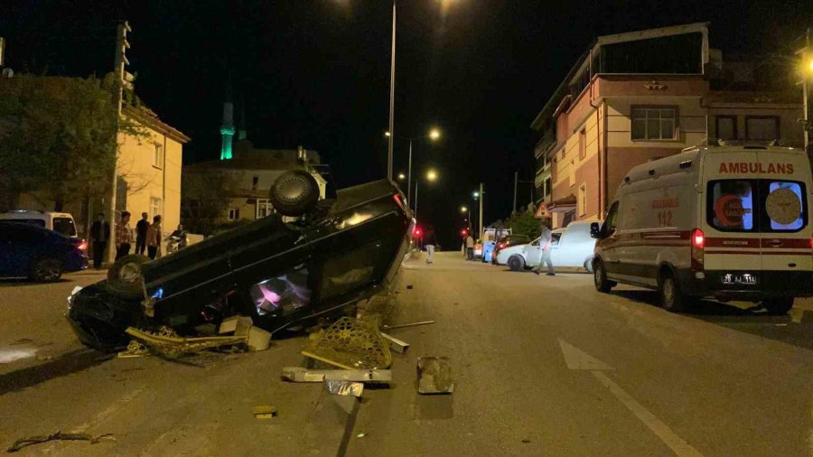 Kontrolden Çıkan Otomobil Demir Korkuluğa Çarparak Ters Döndü