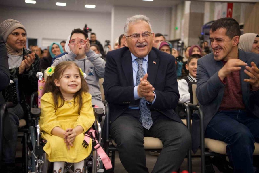 Başkan Büyükkılıç, Engelliler İçin Özel Hizmetleri Sıraladı