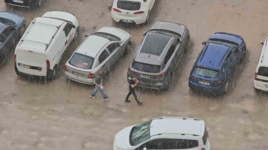 Sağanak Bastırdı, Vatandaşlar Ne Yapacağını Şaşırdı