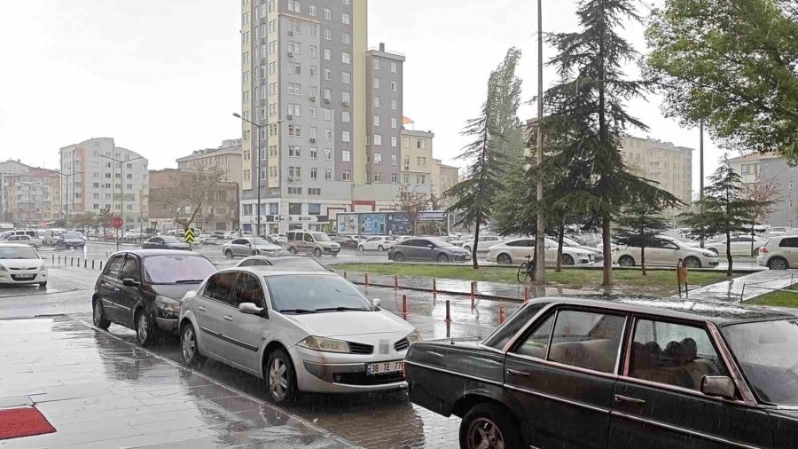 Sağanak Bastırdı, Vatandaşlar Ne Yapacağını Şaşırdı