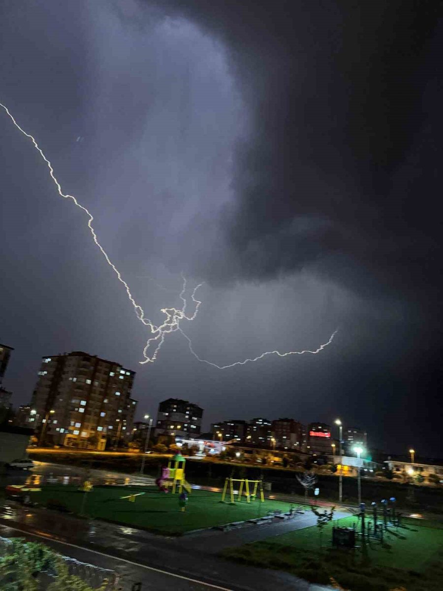 Kayseri’de Şimşekler Geceyi Aydınlattı