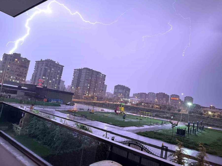 Kayseri’de Şimşekler Geceyi Aydınlattı