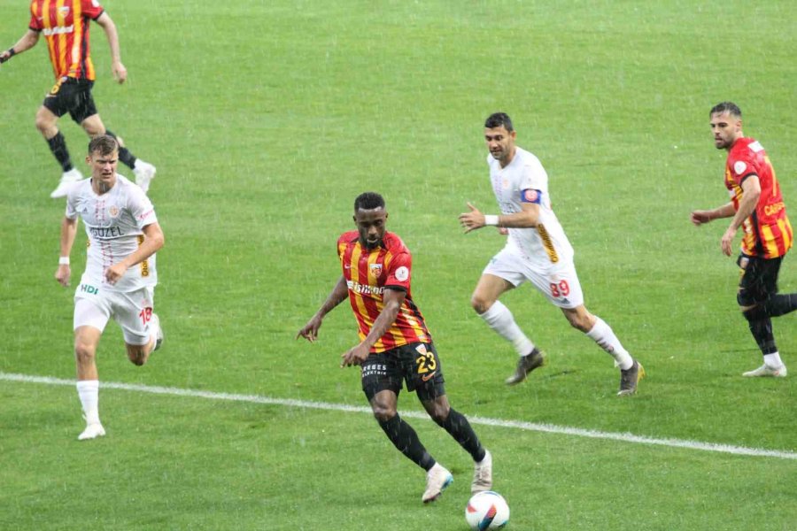 Trendyol Süper Lig: Kayserispor: 2 - Antalyaspor: 1 (ilk Yarı)