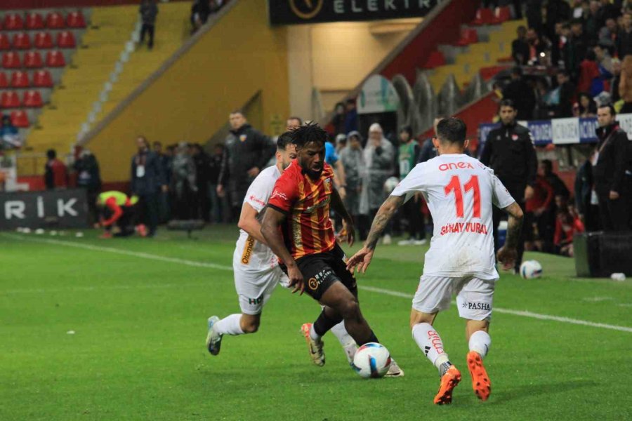 Trendyol Süper Lig: Kayserispor: 2 - Antalyaspor: 1 (ilk Yarı)