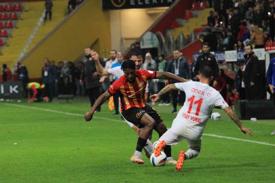 Trendyol Süper Lig: Kayserispor: 2 - Antalyaspor: 1 (ilk Yarı)