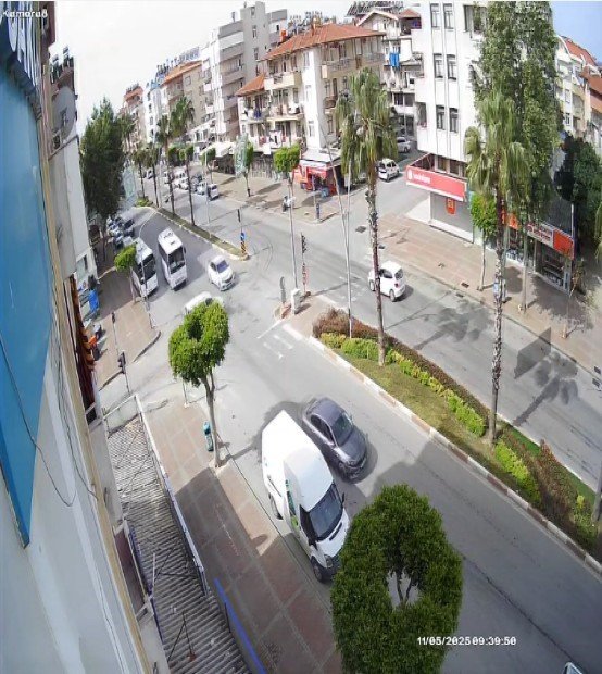 Kırmızı Işıkta Geçen Otomobil Hafif Ticari Araçla Çarpıştı, Sürücüler Yardım Etmeden Yollarına Devam Etti